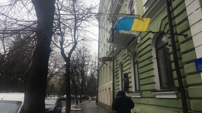 У Тернополі в день жалоби на будинках приспустили державні прапори України