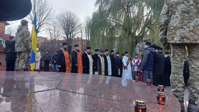 У Хмельницькому відправили панахиду за жертвами Голодомору У Хмельницькому відправили панахиду за жертвами Голодомору