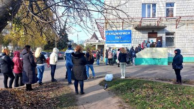 Близько півсотні людей у черзі: як вакцинують у Сумах за два дні до "червоної зони"