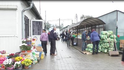 Працює транспорт і продуктові магазини: як живе Перечинщина у "червоній" зоні