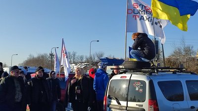 Львівські водії таксі вимагають підняття тарифів Львівські водії таксі вимагають підняття тарифів