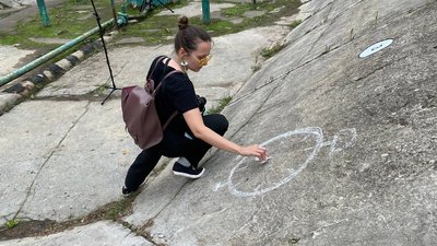 Повернути у фонтан "Дюймовочку": у Рівному художниця організувала перформанс Повернути у фонтан "Дюймовочку": у Рівному художниця організувала перформанс