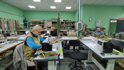 Вимушена переселенка з Харкова шиє зимову військову форму у Луцьку Вимушена переселенка з Харкова шиє зимову військову форму у Луцьку