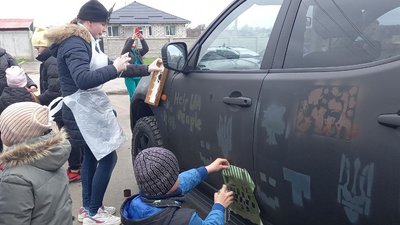 На Запоріжжі діти розмалювали пікап, який поїде на фронт На Запоріжжі діти розмалювали пікап, який поїде на фронт