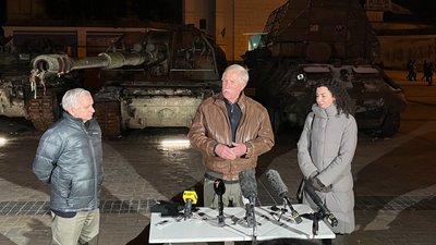 Звітність щодо зброї та подальша підтримка: у Київ приїхали американські сенатори