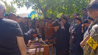На Тернопільщині попрощалися з бійцем Євгеном Безкровним На Тернопільщині попрощалися з бійцем Євгеном Безкровним