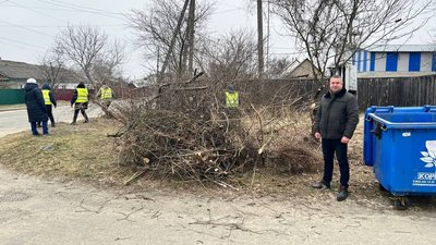 Деревину передадуть на потреби комунальної сфери: територію Малина на Житомирщині розчищають від чагарників і самосію Деревину передадуть на потреби комунальної сфери: територію Малина на Житомирщині розчищають від чагарників і самосію