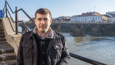Напали невідомі у балаклавах: в Ужгороді побили кандидата у депутати Олександра Пересоляка