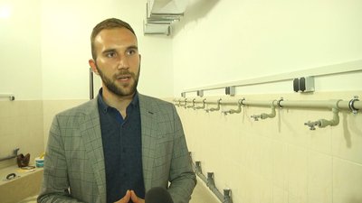 Пральню вирішили облаштувати за запитом переселенців, але працюватиме вона не лише для них. Щоправда, для хмельничан послуги пральні будуть платними, каже директор лазні №1 "Чайка" Віталій Присяжнюк. Пральню вирішили облаштувати за запитом переселенців, але працюватиме вона не лише для них. Щоправда, для хмельничан послуги пральні будуть платними, каже директор лазні №1 "Чайка" Віталій Присяжнюк.