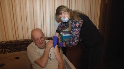 На Житомирщині зробили перші щеплення китайською вакциною CoronaVac
