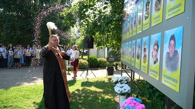 Лисець, Алея віри і надії, священник, отець