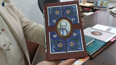 Кожну картинку запікає в печі за температури 900 градусів. Фото: Суспільне Поділля Кожну картинку запікає в печі за температури 900 градусів. Фото: Суспільне Поділля