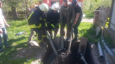 На Івано-Франківщині впродовж ранку надзвичайники виїжджали рятувати двох корів