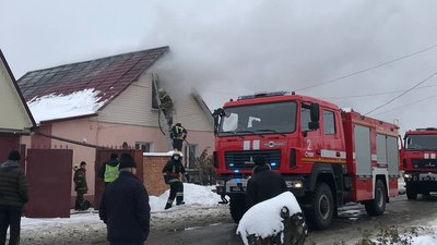 "Спала після нічної зміни". У Сумах на вулиці Боровій сталася пожежа в приватному будинку