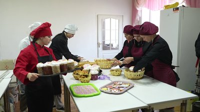 Частину на фронт, решту на продаж, щоб купити РЕБи. На Кіровоградщині вчителі й учні ліцею спекли 4,5 тисячі пасок Частину на фронт, решту на продаж, щоб купити РЕБи. На Кіровоградщині вчителі й учні ліцею спекли 4,5 тисячі пасок
