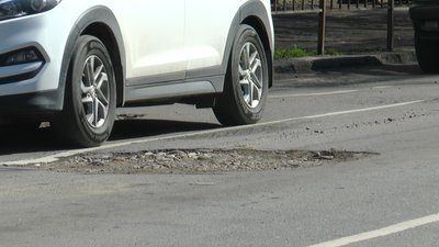 У Франківську на дорозі авто провалилося в яму. Хто винен та куди звертатися У Франківську на дорозі авто провалилося в яму. Хто винен та куди звертатися