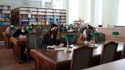 У Чернівцях писали диктант національної єдності: як це було У Чернівцях писали диктант національної єдності: як це було