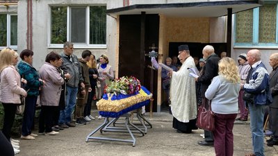 "Він рвався на передову": у Лозовій на Харківщині попрощалися з бійцем