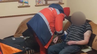 Патрульні допомогли тернополянину, який три дні лежав завалений речами у квартирі