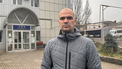 "Своїми силами робимо все". Як миколаївці відновлюють своє житло після атаки дронами "Своїми силами робимо все". Як миколаївці відновлюють своє житло після атаки дронами