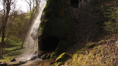 Окраса парку є 18-метрова вапнякова скеля зі штучним водоспадом