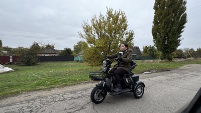 Соцпрацівниця на електротрициклі