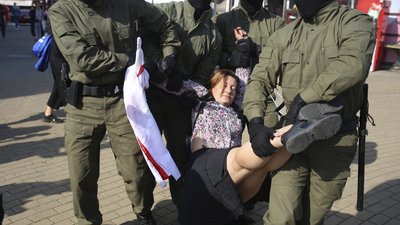 У Білорусі на жіночому марші затримано більше ста людей У Білорусі на жіночому марші затримано більше ста людей