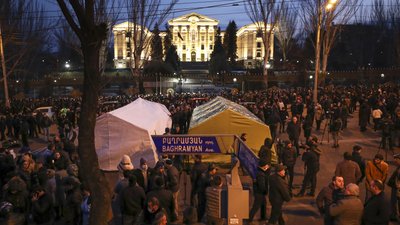 Протести у Вірменії: ЄС просить утримуватися від ескалації, а Пашинян звернувся до військових Протести у Вірменії: ЄС просить утримуватися від ескалації, а Пашинян звернувся до військових