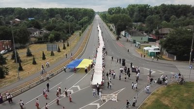 200 метрів завдовжки: у Чернігові розгорнули найбільший рушник України 200 метрів завдовжки: у Чернігові розгорнули найбільший рушник України