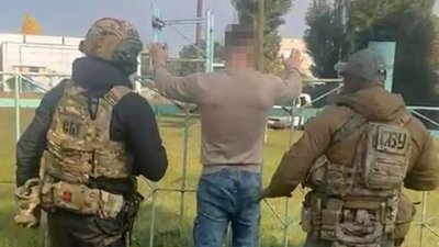 Затриманий чоловік, якого підозрюють у продажі зброї