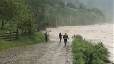 Підтоплені будинки та дороги. На Прикарпатті продовжує вирувати стихія Підтоплені будинки та дороги. На Прикарпатті продовжує вирувати стихія