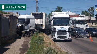 У Харкові вантажівка в’їхала в паркан будинку