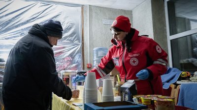 Представниця Червоного хреста України у Хмельницькому пригощає переселенця з Херсонщини теплим напоєм Представниця Червоного хреста України у Хмельницькому пригощає переселенця з Херсонщини теплим напоєм