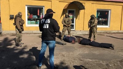 На Донеччині затримали на хабарі двох оперуповноважених поліції На Донеччині затримали на хабарі двох оперуповноважених поліції