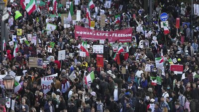 "Жінки, життя, свобода". У Берліні пройшла багатотисячна акція протесту проти іранського режиму