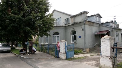 У громаді на Рівненщині біля історичних будинків встановлюють інформаційні таблички