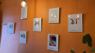 Картини. У Миколаєві першого серпня відкрили виставку "Мовні вправи", присвячену питанню мови як складової формування національної ідентичності. Експозиція триватиме до 25 серпня Картини. У Миколаєві першого серпня відкрили виставку "Мовні вправи", присвячену питанню мови як складової формування національної ідентичності. Експозиція триватиме до 25 серпня