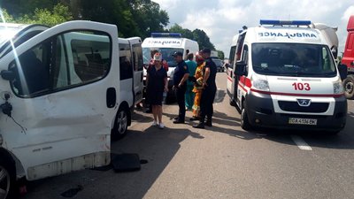 Десять осіб травмувалися у ДТП на Черкащині, троє із них у критичному стані Десять осіб травмувалися у ДТП на Черкащині, троє із них у критичному стані