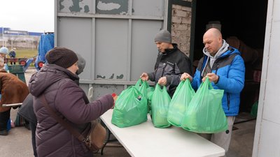 Роблять маскувальні сітки, шиють чохли на шоломи та зброю. Як херсонська церква допомагає військовим та містянам Роблять маскувальні сітки, шиють чохли на шоломи та зброю. Як херсонська церква допомагає військовим та містянам