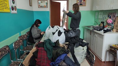 У Полтаві вчителі та волонтери шиють речі для військових У Полтаві вчителі та волонтери шиють речі для військових