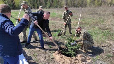 Алея Едельвейс. На Житомирщині висадили 59 дерев у пам'ять про загиблих бійців прикарпатської "десятки" Алея Едельвейс. На Житомирщині висадили 59 дерев у пам'ять про загиблих бійців прикарпатської "десятки"