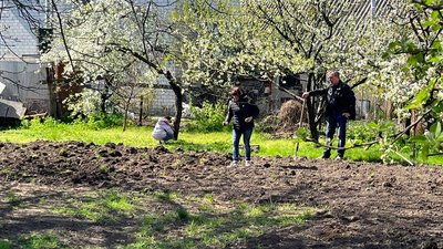 Засади присадибну ділянку: як переселенці у Черкасах "Сади перемоги" вирощують