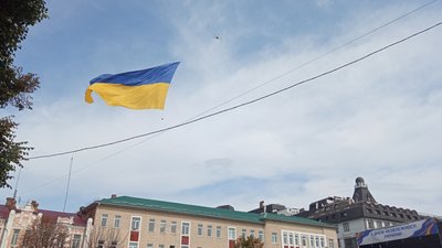 Всеукраїнська акція "Україна разом": у Хмельницькому в повітря підняли Державний прапор