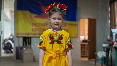Готують цукати на фронт та розбирають речі для переселенців. У Дніпрі діти допомагають у волонтерському центрі Готують цукати на фронт та розбирають речі для переселенців. У Дніпрі діти допомагають у волонтерському центрі