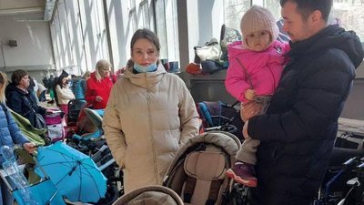 У Чернівцях розібрали візки для дітей переселенців. Просять приносити ще: адреса