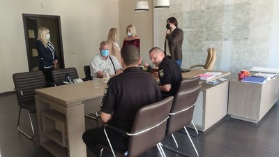 Тернопільські поліцейські складають адмінпротоколи за порушення карантину на підприємців Тернопільські поліцейські складають адмінпротоколи за порушення карантину на підприємців