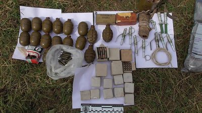 Тротилові шашки, гранати та на бої: у жителя Закарпаття вилучили арсенал зброї Тротилові шашки, гранати та на бої: у жителя Закарпаття вилучили арсенал зброї