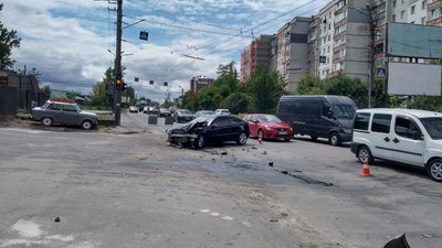 В Івано-Франківську сталася ДТП за участю чотирьох авто. Водіїв та пішохода госпіталізували В Івано-Франківську сталася ДТП за участю чотирьох авто. Водіїв та пішохода госпіталізували