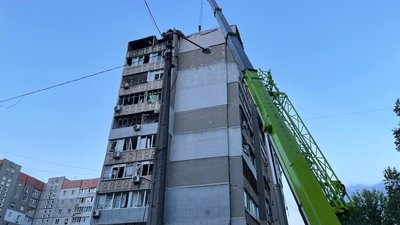 У Миколаєві під’їзд будинку, в який влучила російська ракета, визнали аварійним У Миколаєві під’їзд будинку, в який влучила російська ракета, визнали аварійним