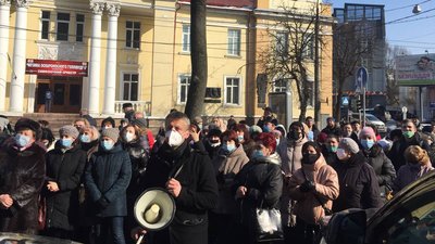 300 працівників Тернопільської районної лікарні пікетували біля господарського суду